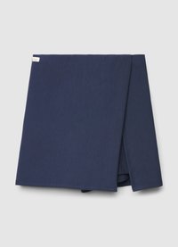 Marineblauer Stoffumschlag mit glatter Textur, ordentlich gefaltet mit sichtbaren Nahtdetails an den Kanten. Ein Etikett ist an einer Ecke befestigt.