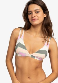 Driehoekige bikini-top van een gestructureerde stof. Kenmerkt zich door roze, grijs en groene zigzagpatronen met dunne bandjes en een minimalistisch ontwerp.