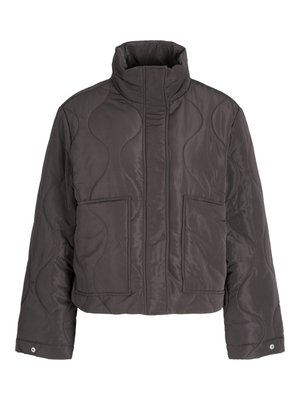 Grau gesteppte Jacke mit hohem Kragen, zwei Fronttaschen und einer kastigen Form. Verfügt über ein glattes, glänzendes Material mit einem Wellenmuster.