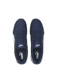 Mörkblå sportskor med texturerad ovandel i tyg, snörning, vita detaljer och varumärke på tungan och sidorna.