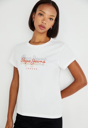 Camiseta de manga corta blanca con el colorido logo de "Pepe Jeans London" en rojo, gris y beige, con cuello redondo y textura de tela suave.