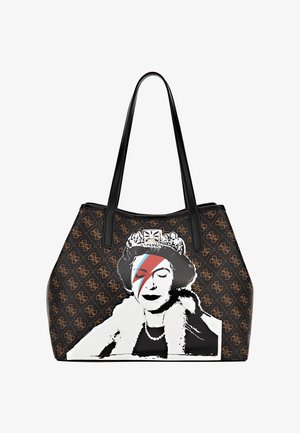 Brązowa torba typu tote z czarnymi uchwytami, z powtarzającym się wzorem logo i grafiką królowej z namalowanym na twarzy błyskawicą w czerwonym i niebieskim kolorze.
