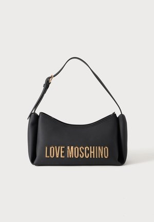 Čierna kabelka cez rameno so zlatým nápisom "LOVE MOSCHINO" a nastaviteľným popruhom na jednoduchom svetlom pozadí.