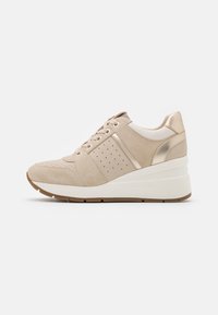 Beige Wildlederschuhe mit durchbrochenen Designdetails, goldenen Akzenten und Wedge-Sohle. Mit flachen Schnürsenkeln und gepolsterter Knöchellage.