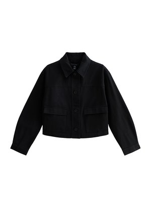 Veste noire courte à manches longues, avec fermeture à boutons, deux grandes poches avant à rabat et un col classique.