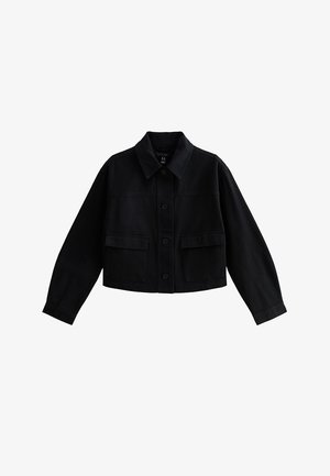 Zwarte cropped jas met lange mouwen, knopen aan de voorkant, twee grote klepzakken aan de voorkant en een klassieke kraag.