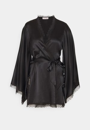 Raso nero con design avvolgente, presenta un bordo in pizzo lungo il décolleté e le maniche, chiusura in vita con cintura e maniche a campana fluide.