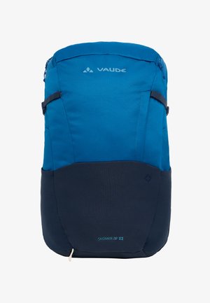 Blauer und dunkelblauer Rucksack mit strukturiertem Design, Reißverschlussverschluss und Markenlogo. Verfügt über Seitentaschen und eine kompakte, runde Form.