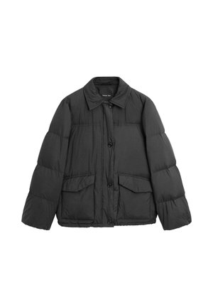 Schwarze gesteppte Steppjacke mit Kragen, Knopfverschluss und zwei vorderen Klappentaschen, entworfen für kaltes Wetter.