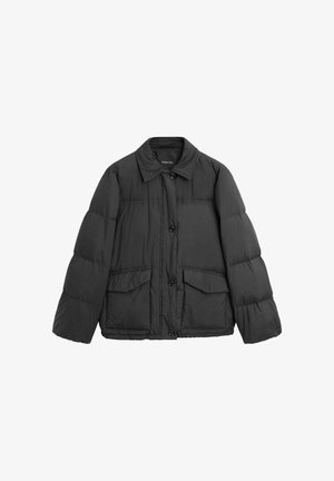 Veste matelassée noire avec col, fermeture par boutons et deux poches à rabat à l'avant, conçue pour les temps froids.