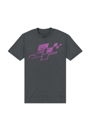 Grå bomulds t-shirt med et lilla grafisk design, der viser vinkelformer og en slidt tekstur på forsiden. Korte ærmer, rund hals.