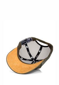 Cappello con visiera curvata in suede beige, corpo in tessuto verde oliva testurizzato, retro in rete e fascia interna nera con un motivo ripetuto di logo bianco.