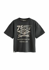 Sort bomulds t-shirt, kortærmet, rund halsudskæring, med et hvidt grafisk print med tekst og designelementer relateret til racing.