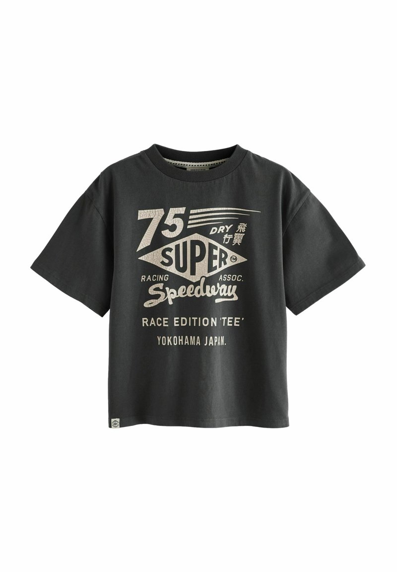Sort bomulds t-shirt, kortærmet, rund halsudskæring, med et hvidt grafisk print med tekst og designelementer relateret til racing.