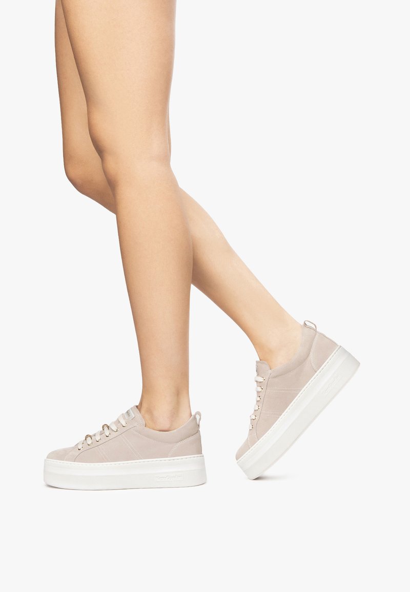 Baskets à bout arrondi en daim beige doux avec une finition texturée, dotées d'une semelle en caoutchouc blanche et de six oeillets pour un laçage sécurisé.