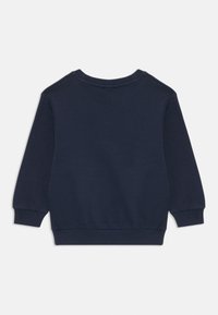 Granatowa bluza z długim rękawem, wykonana z miękkiego materiału. Posiada prążkowany kołnierz, mankiety i dół. Prosty, jednolity design, bez wzorów.
