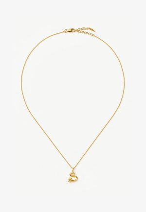 Λεπτό χρυσό κολιέ με αλυσίδα και λείο, στιλιζαρισμένο μενταγιόν σε σχήμα γράμματος "S" και ρυθμιζόμενο κούμπωμα σε λευκό φόντο.