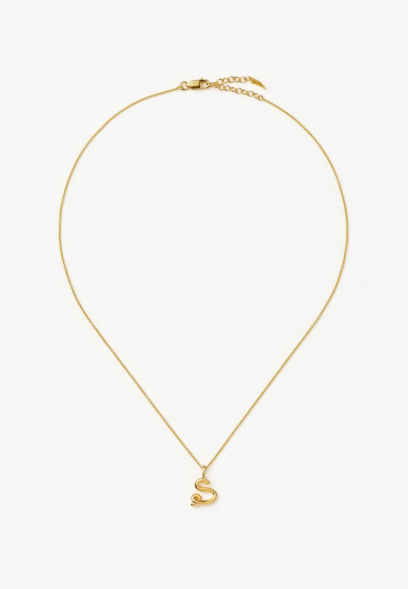 Λεπτό χρυσό κολιέ με αλυσίδα και λείο, στιλιζαρισμένο μενταγιόν σε σχήμα γράμματος "S" και ρυθμιζόμενο κούμπωμα σε λευκό φόντο.