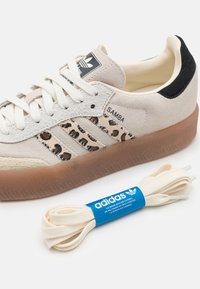 adidas Originals SAMBAE - Baskets basses - off white/cream white/core black