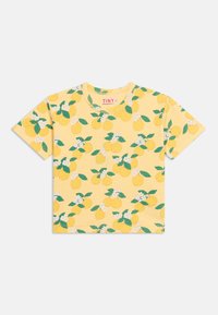 Κίτρινο μπλουζάκι βρεφικής ηλικίας με κοντά μανίκια, διάκοσμημένο με πράσινα φύλλα και λευκό ανθικό σχέδιο εσπεριδοειδών, ετικέτα μεγέθους 4 ετών.