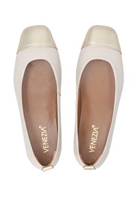Weiße Leder-Ballettschuhe mit metallisch goldenem Kapuze. Verfügt über ein offenes Seiten-Design und eine braune Innensohle. Markenlogo ist innen sichtbar.