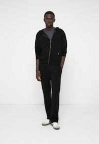 CLOSURE London RELAXED ZIP THROUGH HOODY - Camisola com fecho - black