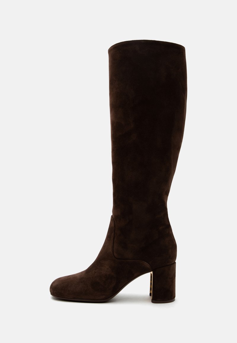 Botte haute en daim marron foncé avec bout arrondi et talon bloc sur fond blanc uni.