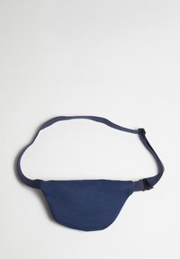 Riñonera de tela azul marino con forma curva, correa ajustable y hebilla de plástico. Textura suave, sin patrones ni acentos visibles.