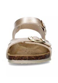 Sandalo metallizzato oro con cinturino largo, fibbia regolabile e soletta curva. Presenta una soletta color cuoio e una suola in gomma testurizzata.