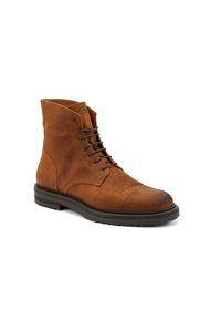 Stivaletto in pelle marrone con punta rotonda, design con lacci e superficie testurizzata. Presenta una suola in gomma nera resistente.