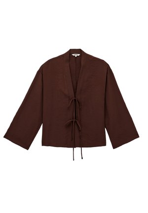 Bruine kimono-stijl top met lange mouwen, brede mouwen en twee stoffen strikjes aan de voorkant, gemaakt van lichtgewicht gestructureerd materiaal.