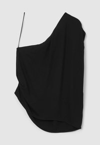 Haut noir asymétrique une épaule avec une fine bretelle sur le côté gauche et un tissu drapé sur le côté droit.