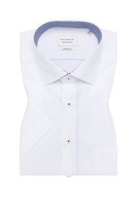 Witte overhemdd met een gladde stof. Heeft een moderne pasvorm, een blauw patroon aan de binnenkant van de kraag en vier zwarte knoopaccenten aan de voorkant.