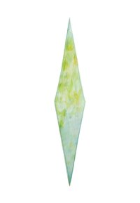 Transparentes grünes und gelbes, diamantförmiges Design mit strukturierter Oberfläche, das vertikale Streifenmuster und subtile Farbschattierungen aufweist.