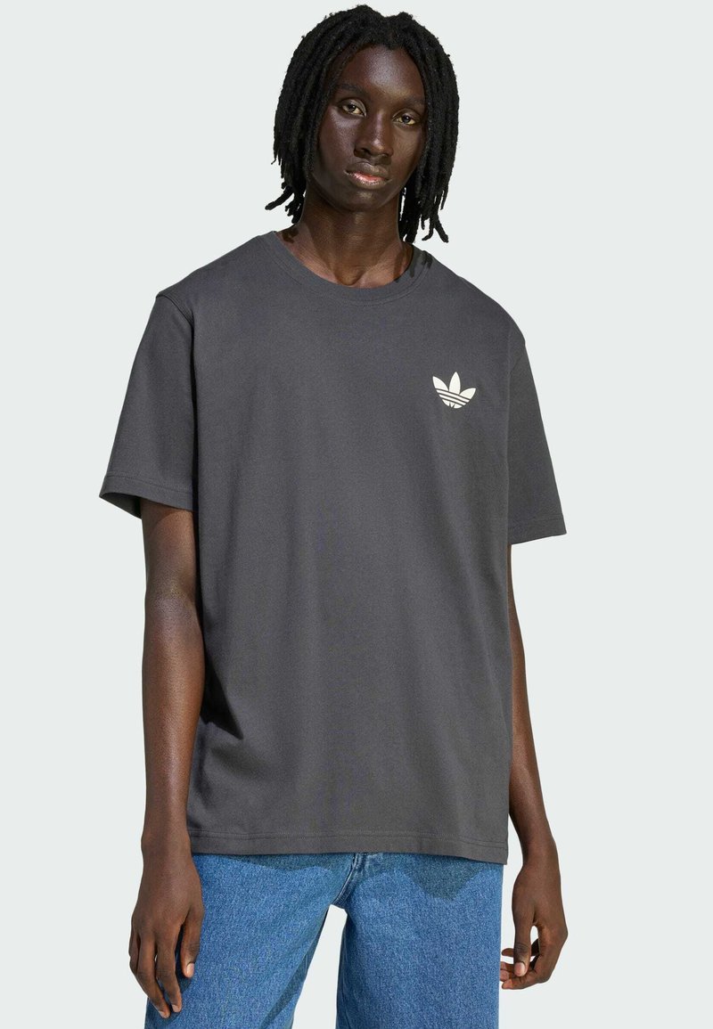 Dunkelgraues Baumwoll-T-Shirt mit Rundhalsausschnitt und kurzen Ärmeln, mit einem weißen dreistreifigen Trefoil-Logo auf der linken Brust.