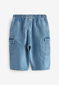 Shorts en denim bleu clair avec une coupe décontractée, taille élastique et deux poches latérales en patch. Dotés d'une texture lisse et de coutures classiques.