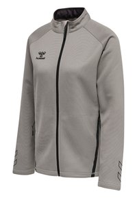 Grå zip-up jacka gjord av texturerad tyg, med hög krage, svart dragkedja och sidofickor med diagonala svarta accenter. Varumärkeslogotyp synlig.