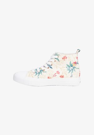 High-top sneakers met een crèmekleurige canvas bovenkant met een bloemenpatroon in roze en groen, een witte rubberen teenkap en zool, en een trekband aan de achterkant.