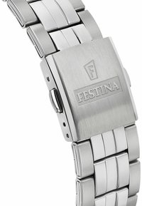Montre en acier inoxydable avec une finition brossée, dotée d'une fermeture, de maillons flexibles et d'un logo de la marque gravé sur le boîtier. Couleur argentée dans l'ensemble.