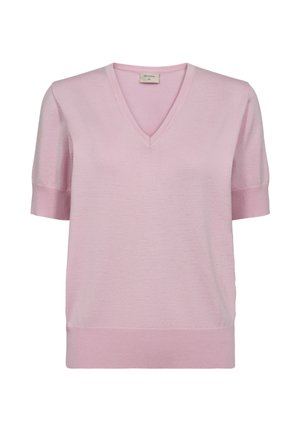 Lichtroze gebreide trui met korte mouwen, V-hals en geribde manchetten en zoom, weergegeven op een witte achtergrond.