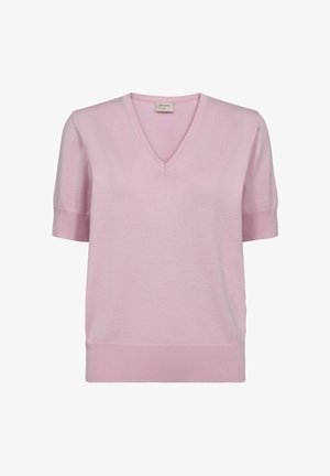 Lichtroze gebreide trui met korte mouwen, V-hals en geribde manchetten en zoom, weergegeven op een witte achtergrond.