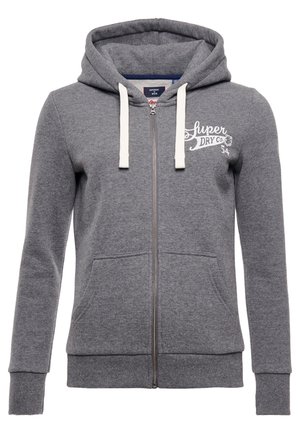 Szara bluza z kapturem i zamkiem błyskawicznym, białymi sznurkami oraz logo „Super Dry Co.” po lewej stronie klatki piersiowej, z przednimi kieszeniami i ściągaczami.