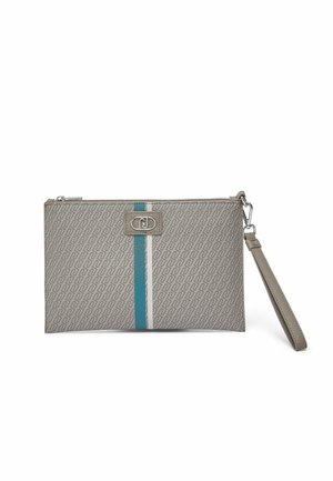 Borsetta a polso rettangolare grigia con motivo geometrico ripetuto, strisce verticali blu e bianche, chiusura argentata e cinturino da polso staccabile.