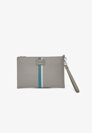 Suorakaiteen muotoinen harmaa rannepussi, jossa toistuva geometrinen kuvio, siniset ja valkoiset pystysuorat raidat, hopeinen lukko ja irrotettava ranneke.