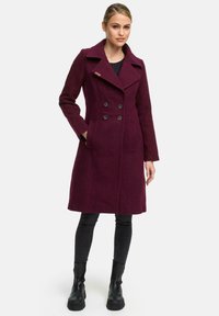 Manteau bordeaux à double boutonnage avec un large col, deux poches avant et des accents de boutons, fabriqué en tissu tissé, atteignant le mi-mollet.