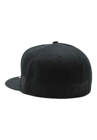 Musta lippalakki, jossa on jämäkkä muoto, suora lippa ja teksturoitu kangas. Takana brodeerattu logoyksityiskohta.