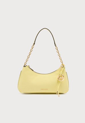 Sac à bandoulière en cuir jaune pâle avec une chaîne dorée comme sangle, un pendentif logo Michael Kors doré, et une fermeture éclair sur un fond uni.