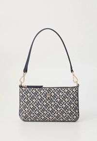 Borsa a tracolla con motivo blu navy e crema, con logo dorato, chiusura con cerniera e una tracolla singola per il trasporto. Tessuto texturizzato con design geometrico.