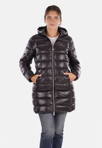 Giacca lunga nera imbottita con cappuccio, chiusura con zip frontale e tasche laterali. Finitura lucida e design trapuntato con cuciture orizzontali.
