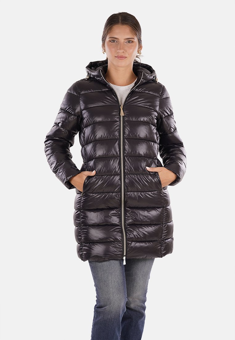 Giacca lunga nera imbottita con cappuccio, chiusura con zip frontale e tasche laterali. Finitura lucida e design trapuntato con cuciture orizzontali.